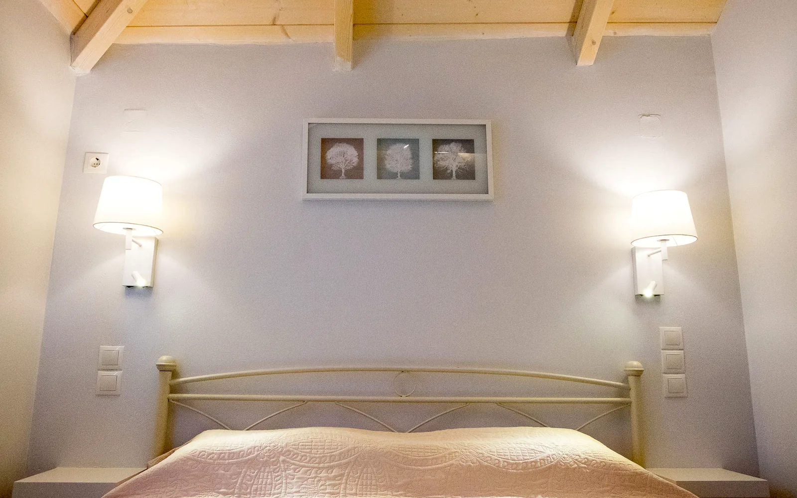 Double bed and bedside lighting in Il Mare at Villa Vanda
