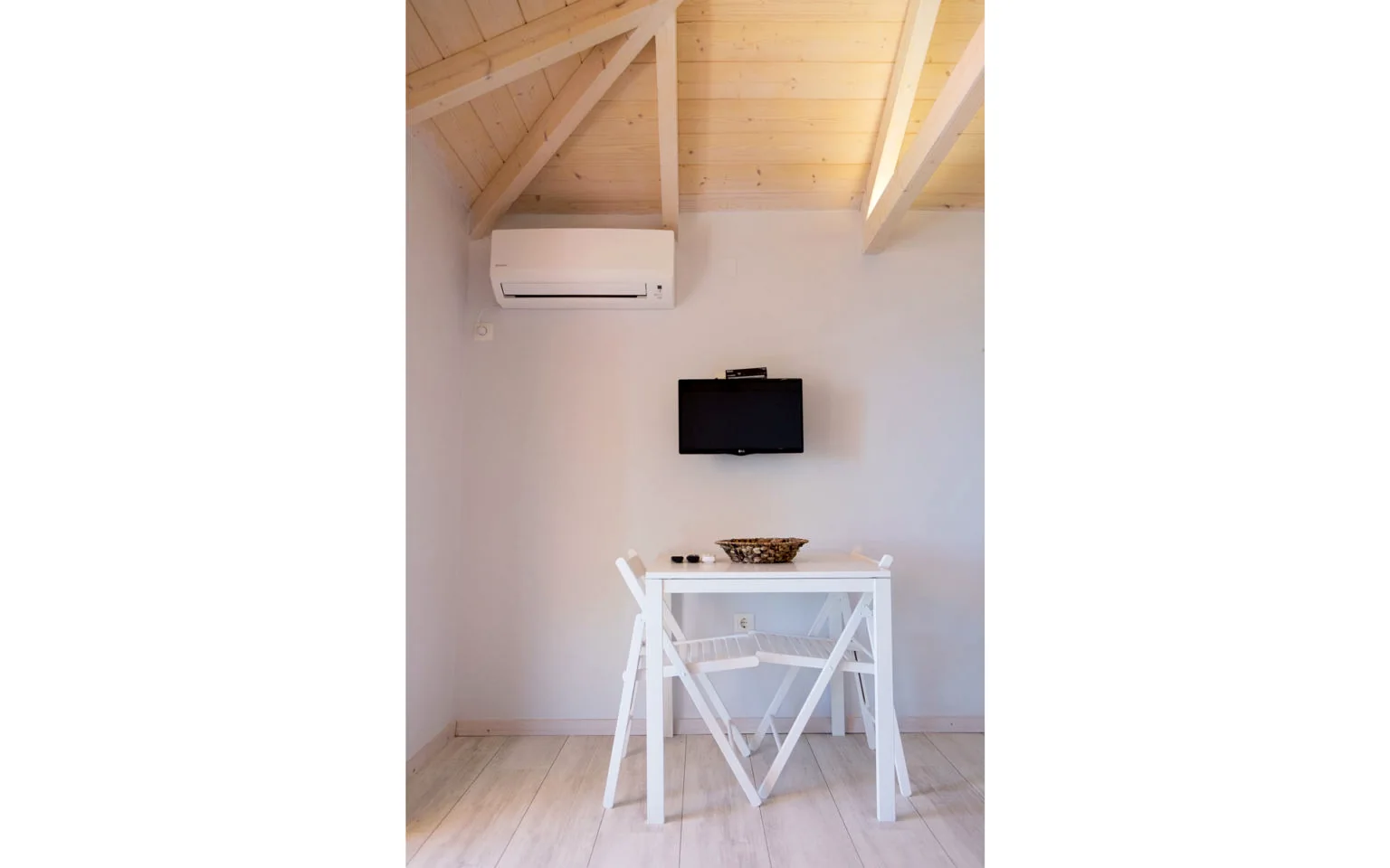 Dining area beneath the timber ceiling in Il Mare at Villa Vanda