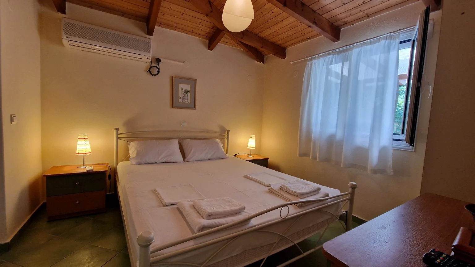 Double bedroom with wooden ceiling and air conditioning at Il Prato, Villa Vanda